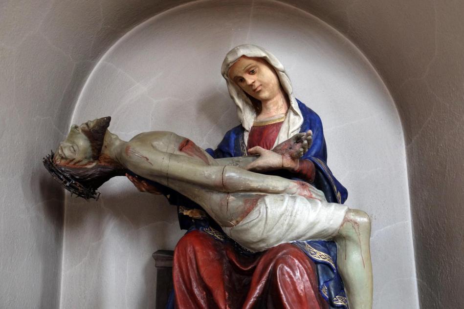 Pieta, szobra a Szent György-templom, Luson, Olaszország