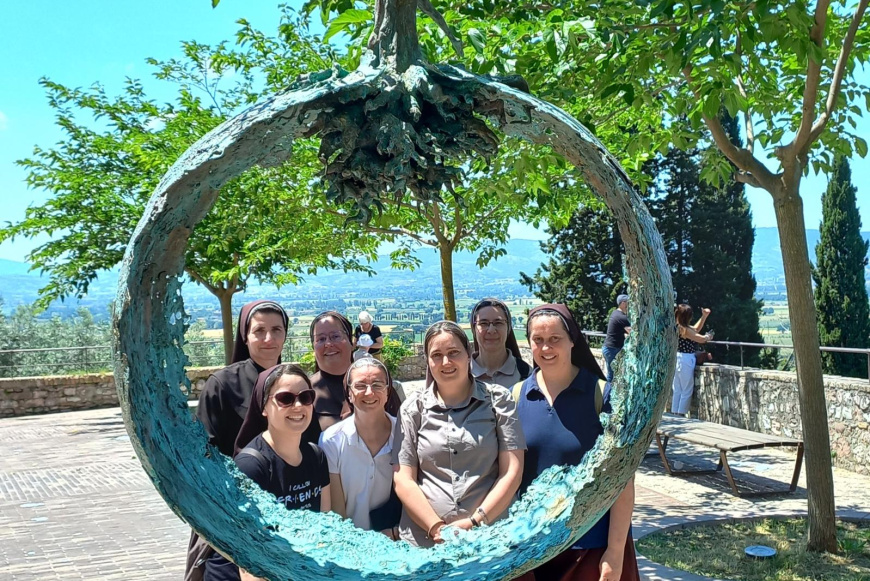 Istennel &eacute;lni igazi kaland! &ndash; egy szerzetesnőv&eacute;r megind&iacute;t&oacute; vallom&aacute;sa