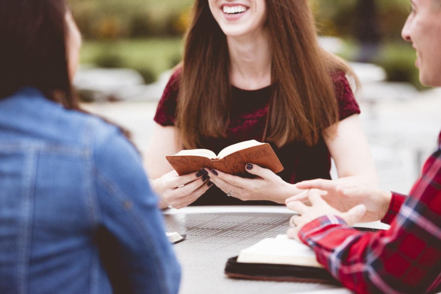 Hit- &eacute;s &eacute;rt&eacute;kk&ouml;zvet&iacute;t&eacute;s- Par&aacute;zs Pasztor&aacute;lis K&ouml;zpont