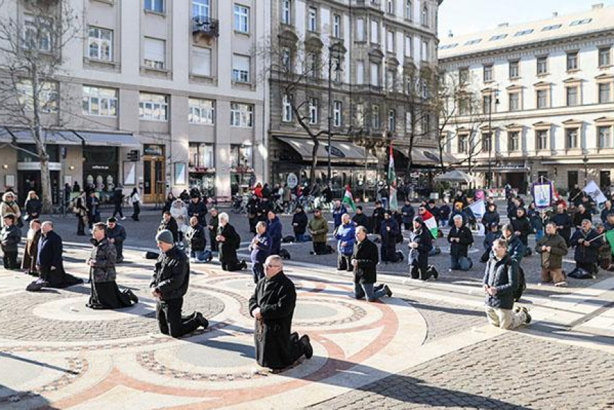 T&Eacute;Rden &aacute;ll&oacute; F&eacute;rfiak R&oacute;zsaf&uuml;z&eacute;r im&aacute;ds&aacute;ga