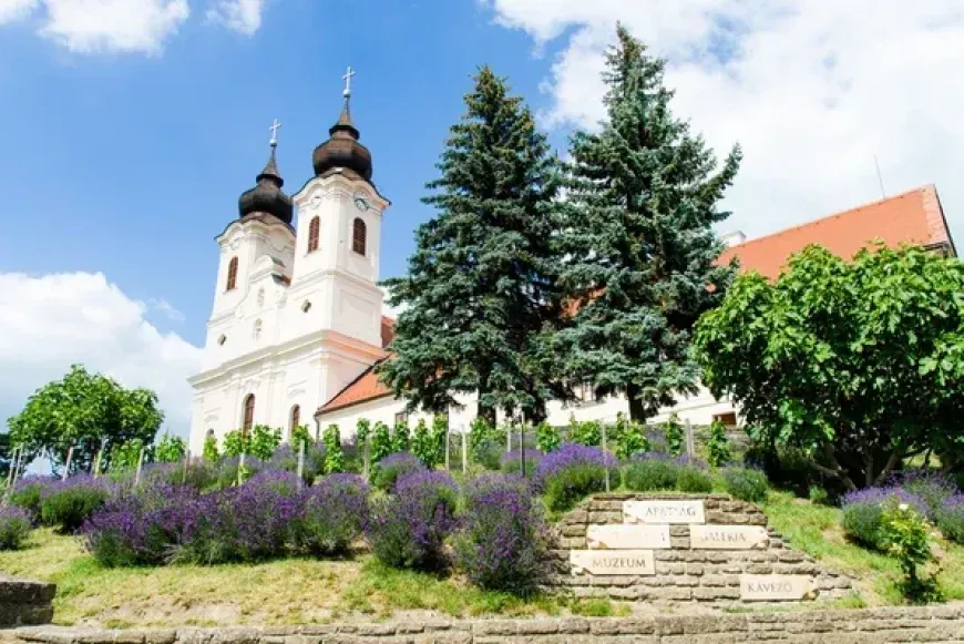 Zar&aacute;ndokt&aacute;bor a Tihany-Bakonyb&eacute;l-Pannonhalma &uacute;tvonalon 