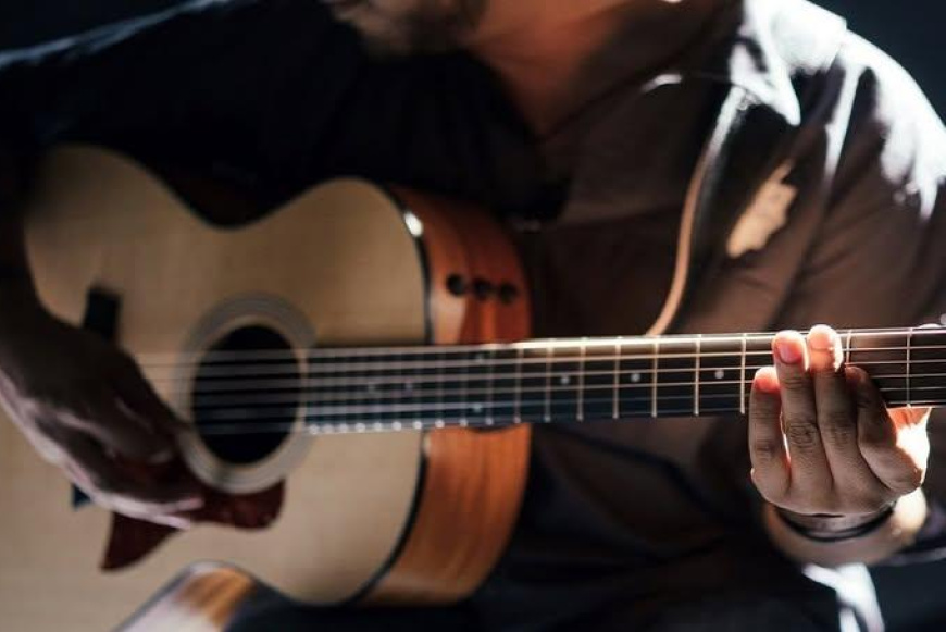 Git&aacute;rral a k&eacute;zben