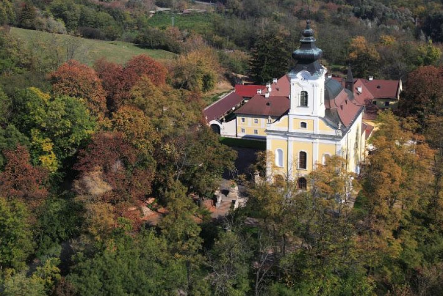 Boldogasszony gyalogos zar&aacute;ndoklat