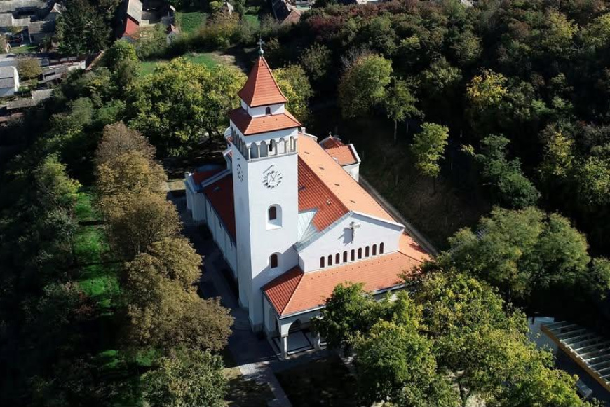 Urunk sz&iacute;nev&aacute;ltoz&aacute;sa &uuml;nnepe, a n&eacute;metek b&uacute;cs&uacute;ja